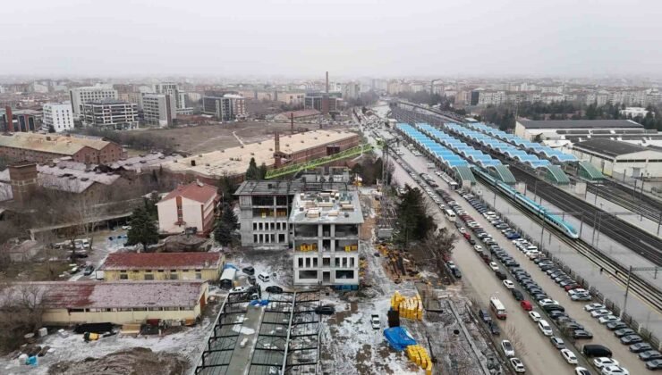 Tonlarca yükü metrelerce yükseklikte adeta iğne deliğinden geçiriyorlar