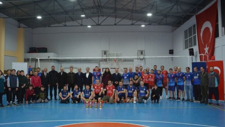 Kurumlar Arası Voleybol Turnuvasında Şalpazarı Emniyet Şampiyonluk kupasını aldı