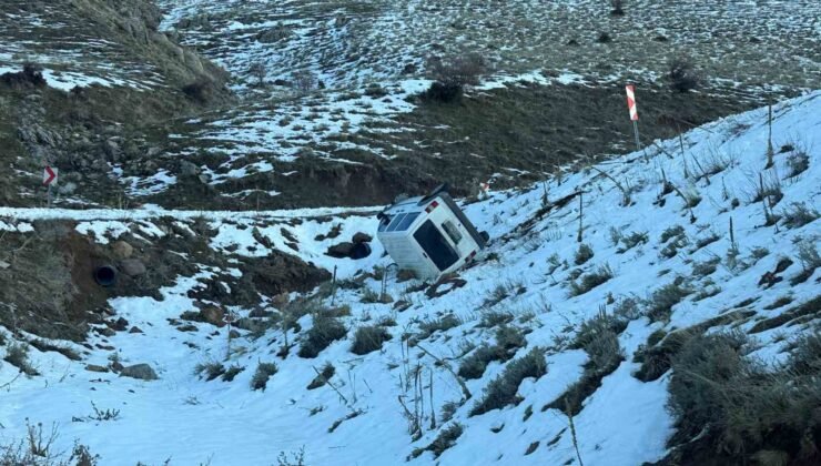Uçuruma yuvarlanan araçta 2 kişi ölümden döndü