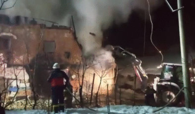 Uşak'ta zihinsel engelli çiftin evleri kül oldu