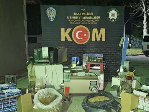 Uşak’ta birçok kaçak makaron ve tütün yakalandı.