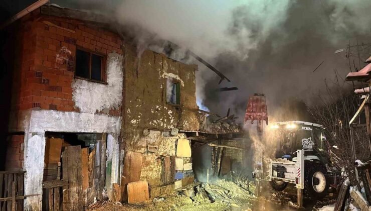 Uşak’ta iki katlı ev yangında küle döndü: Karı-koca dumandan etkilendi