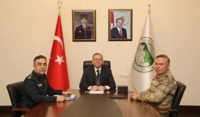 Kars Valisi Ziya Polat, 81 il Valisinin katıldığı güvenlik toplantısına VKS ile katıldı