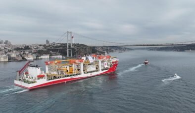 Yıldırım İstanbul Boğazı’ndan Geçti