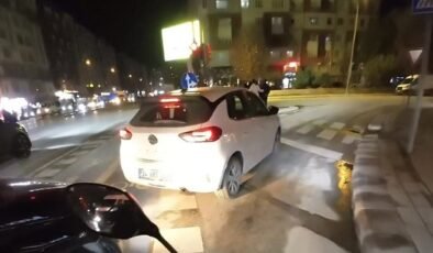 Eskişehir’de Yanlış trafik ışığına uyan sürücü araç kuyruğuna sebep oldu