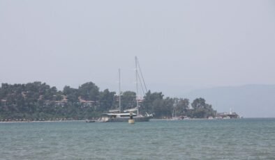 Marmaris açıklarında sürüklenen katamarandaki 2 kişi kurtarıldı