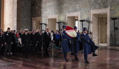 Anıtkabir’de Anlamlı Buluşma: Eskişehir Hacı Bektaş Veli Anadolu Kültür Vakfı ve 34 Dernekten Ata’ya Ziyaret