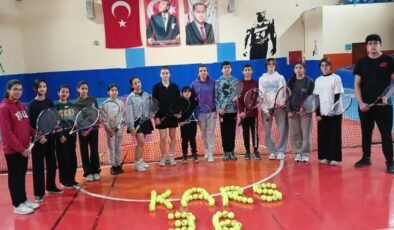 GSB Spor Okulları kapsamında tenis antrenmanları devam ediyor