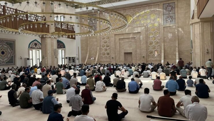 Kars’ta Eller Berat Kandili için semaya kalktı