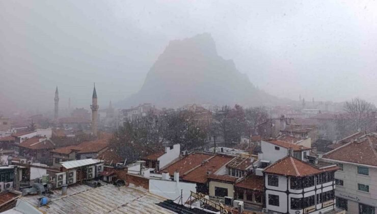 Afyonkarahisar’da kar yağışı