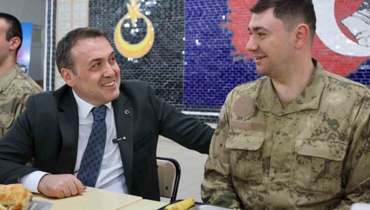 Ailesiyle görüntülü konuşan Mehmetçik duygu dolu anlar yaşadı