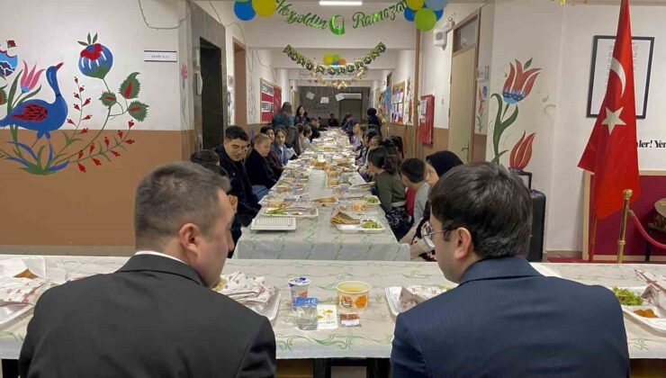 Alpu Kaymakamı Timur, ortaokul öğrencileriyle iftar yaptı