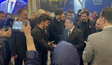 Bakan Yumaklı, gençlerle birlikte “Kabe’de Hacılar” ilahisini söyledi