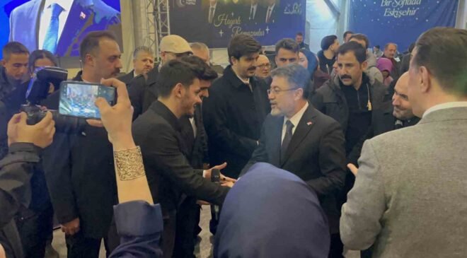 Bakan Yumaklı, gençlerle birlikte “Kabe’de Hacılar” ilahisini söyledi