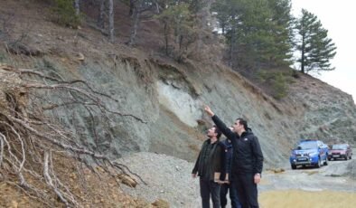 Baraj gölünde artan su seviyesi orman ve arazi yollarında heyelana neden oldu