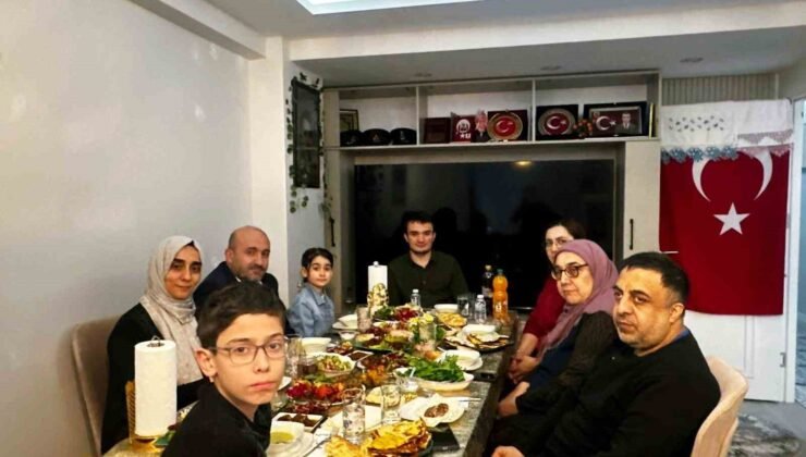 Başkan Albayrak ve ailesi, iftarda şehit evine konuk oldu