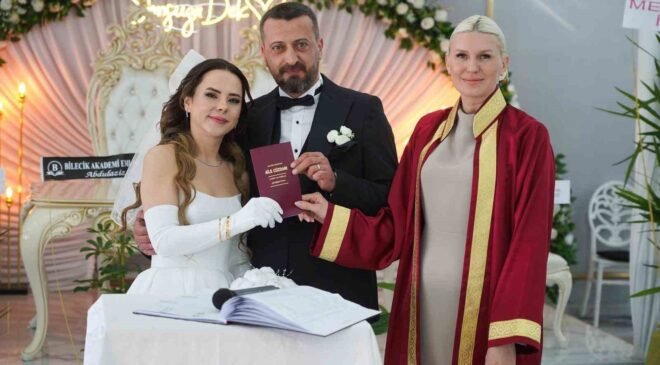 Başkan Subaşı genç çiftin nikahını kıyarak, bir ömür boyu mutluluklar diledi