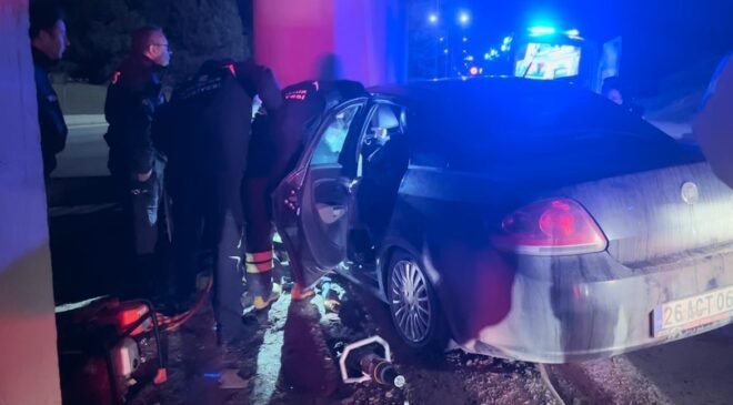Beton kolona çarpan otomobildeki ağır yaralı şahıs hastanede hayatını kaybetti