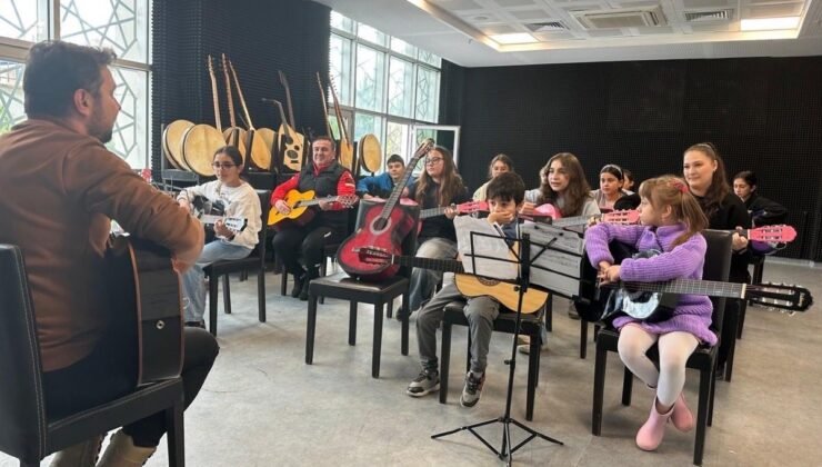 Bilecik Gençlik Merkezi’nde gitar kursu sürüyor