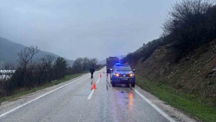 Bilecik’te arızalanan tır yolu tek şeride düşürdü
