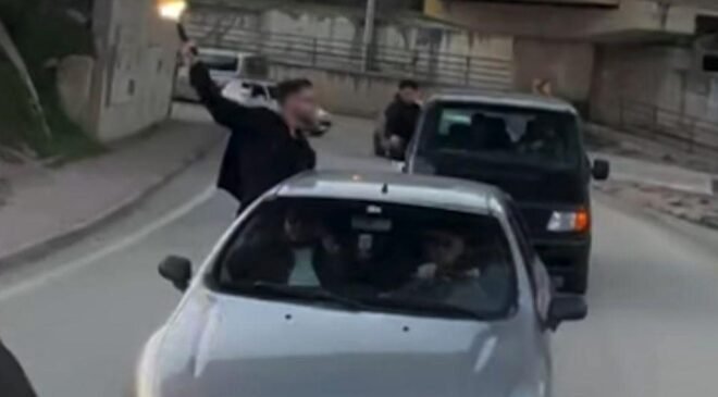 Bilecik’te bir konvoyda havaya ateş eden şahıs pes dedirtti