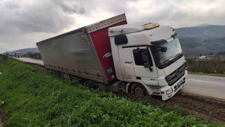 Bilecik’te direksiyon hakimiyetini kaybeden tır şarampole düştü