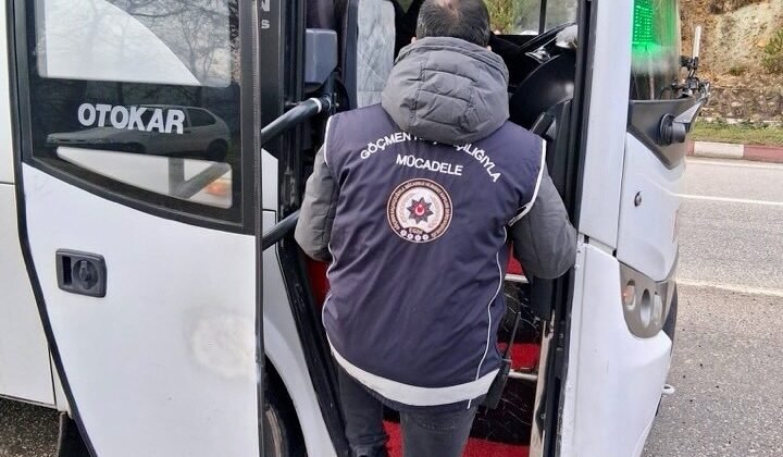 Bilecik’te düzensiz göç uygulamasında yakalanan 3 şahıs tutuklandı