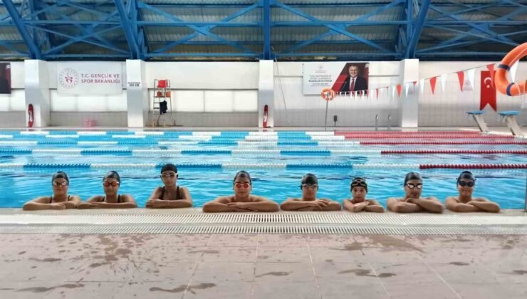 Bilecik’te Gençlik ve Spor Okullarında yüzme antrenmanları sürüyor
