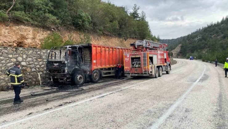 Bilecik’te seyir halindeki kamyon alev aldı