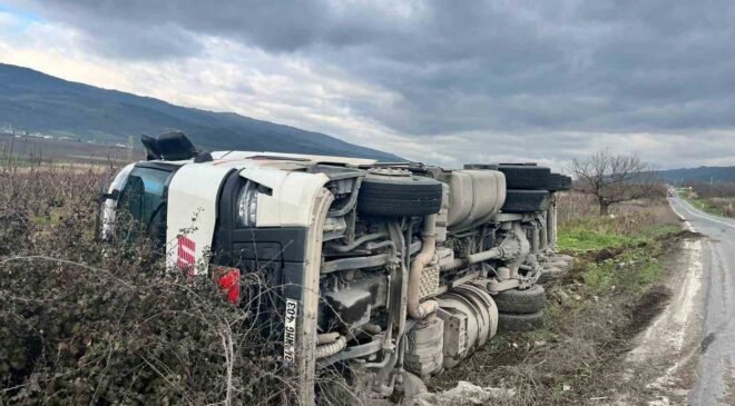 Bilecik’te tır şarampole devrildi