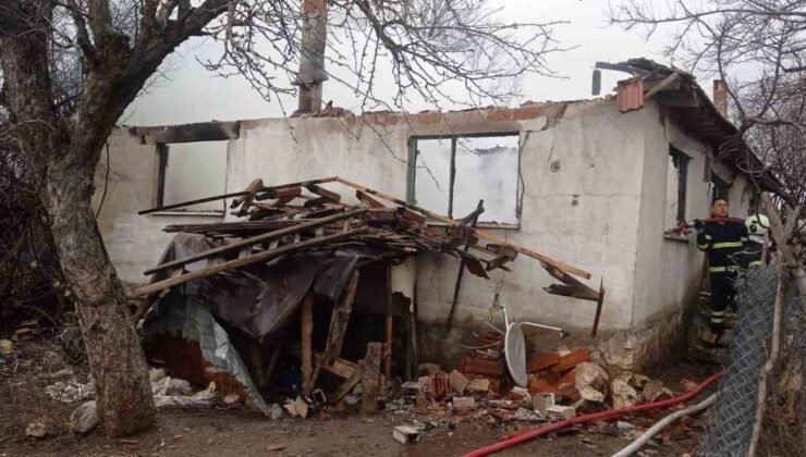 Bilecik’te yangın çıkan ev kullanılmaz hale geldi