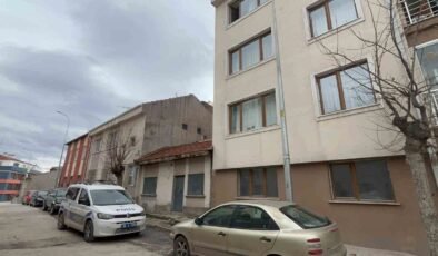 Binanın 3’üncü katındaki dairenin camından aşağı düşen 12 yaşındaki çocuk ağır yaralandı