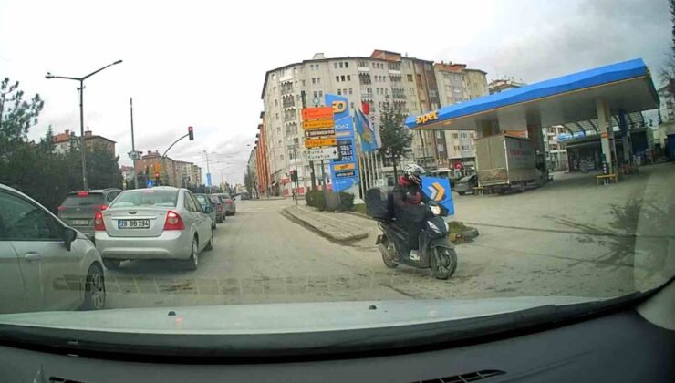 Cumhuriyet Bulvarı’nda motosikletli kuryeden ters yön ihlali