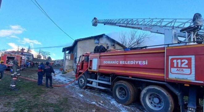 Domaniç’te çatı yangını