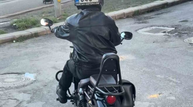 Düşen plakasını kaskına bantlayıp yoluna devam ettim