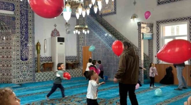 ’Maarifin Kalbinde Ramazan’ etkinliğinde minikler camiye götürüldü