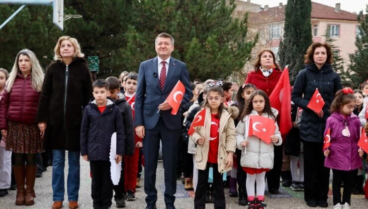 Ertuğrulgazi İlkokulu’nda ikinci dönemin ilk dersi bayrak temasıyla yapıldı