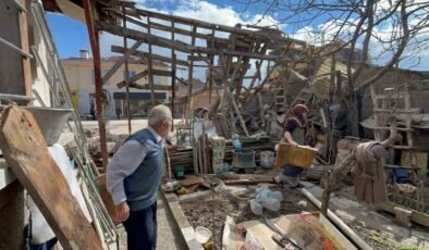 Eskişehir’de ilginç kaza; belediye ekipleri yaşlı çiftin evini adeta başına yıktı