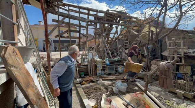 Eskişehir’de ilginç kaza; belediye çalışması yaşlı çiftin evini yıktı