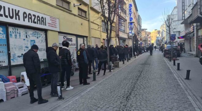 Eskişehir’de ilk iftar öncesi metrelerce “pide” kuyruğu