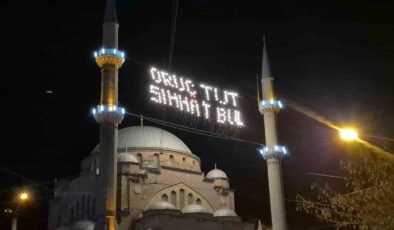 Eskişehir’de mahyalar minareleri süslemeye başladı