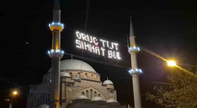 Eskişehir’de mahyalar minareleri süslemeye başladı