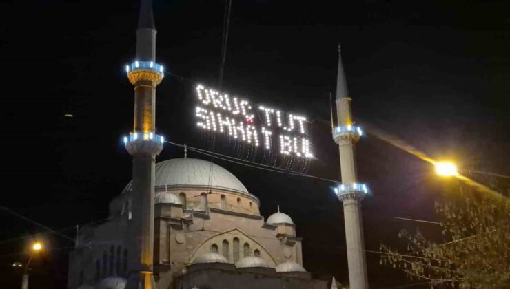 Eskişehir’de mahyalar minareleri süslemeye başladı