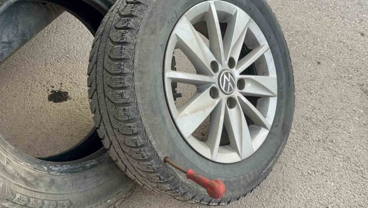 Eskişehir’de park halindeki 2 aracın lastikleri bıçakla patlatıldı