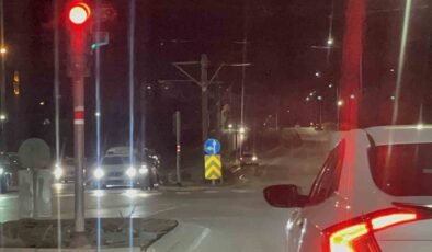 Eskişehir’de raylarda ilerleyen otomobil tehlikeye davetiye çıkardı