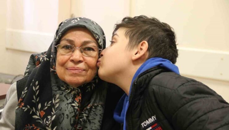 Evden uzak 2 yıllık lösemi tedavisinde torununun yanından ayrılmayan anneanne mutlu sona ulaştı