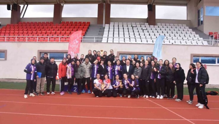 Genç Kızlar Kriket’te şampiyon Spor Lisesi oldu