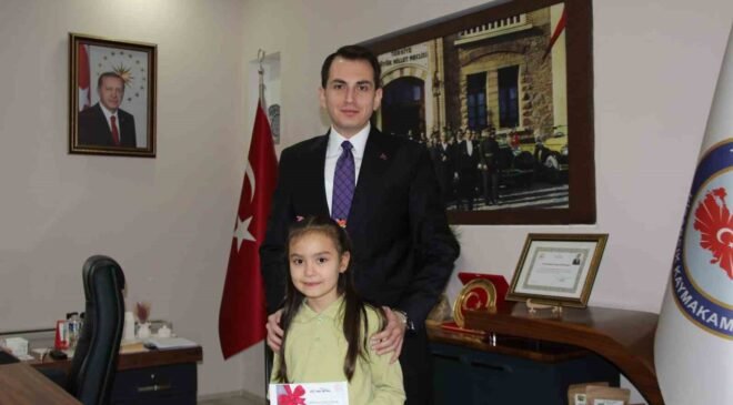 Hisarcık Kaymakamı Erkan Atam’dan il birincisi öğrencilere ödül