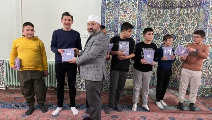 Hisarcık’ta camilerde müezzinlik yapan öğrenciler ödüllendirildi