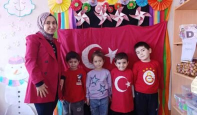 Hisarcık’ta minikler sınıfları için Türk bayrağını kendi elleri ile dikti